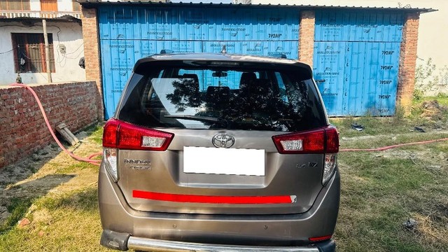 Second-hand 2017 Toyota Innova Crysta 2.4 VX MT BSIV for sale in Sant Kabir Nagar-2