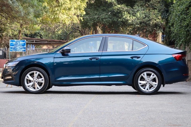 Second-hand 2022 Skoda Octavia Style for sale in New Delhi-4