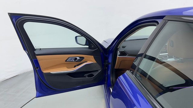 Second-hand 2021 BMW 3 Series Long Wheelbase 330Li M Sport First Edition for sale in Gurgaon-31