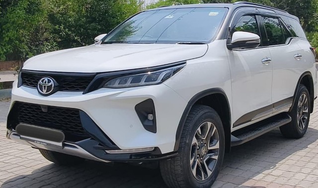 Second-hand 2022 Toyota Fortuner Legender 4x2 AT BSVI for sale in New Delhi-3