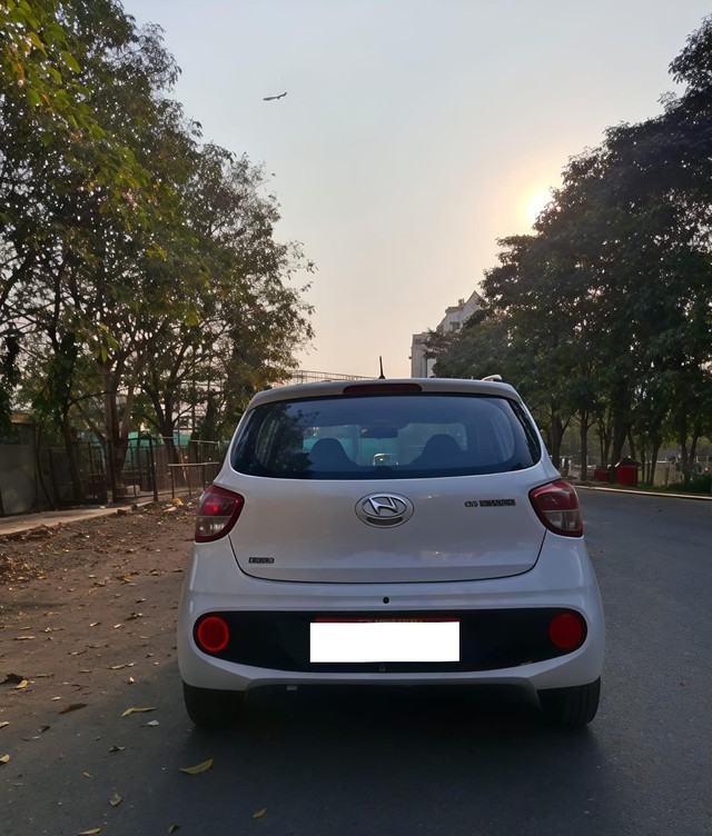 Hyundai Grand i10 1.2 Kappa Magna AT Second-hand 2017 Hyundai Grand i10 1.2 Kappa Magna AT for sale in Surat-3