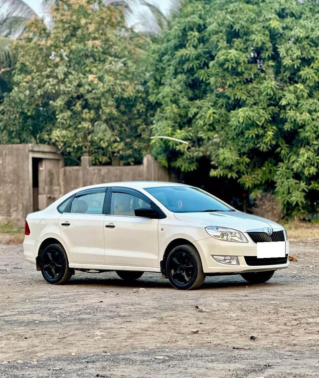 Second-hand 2014 Skoda Rapid 1.6 TDI Elegance for sale in Surat-5