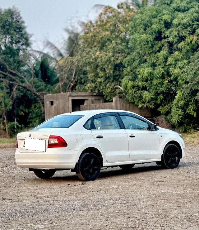 Second-hand 2014 Skoda Rapid 1.6 TDI Elegance for sale in Surat-1