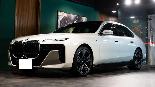 Second-hand 2024 BMW i7 xDrive60 M Sport for sale in New Delhi-18