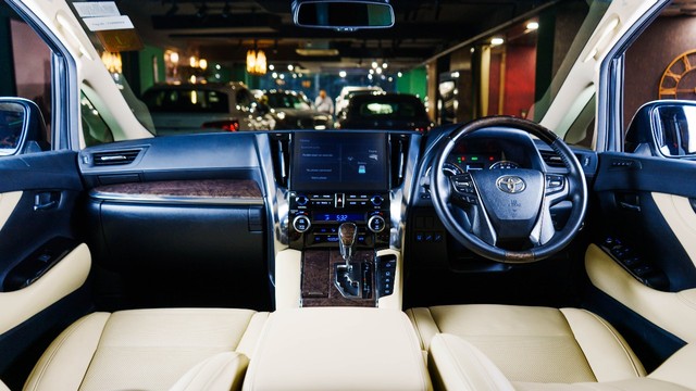 Second-hand 2023 Toyota Vellfire Executive Lounge BSVI for sale in New Delhi-16