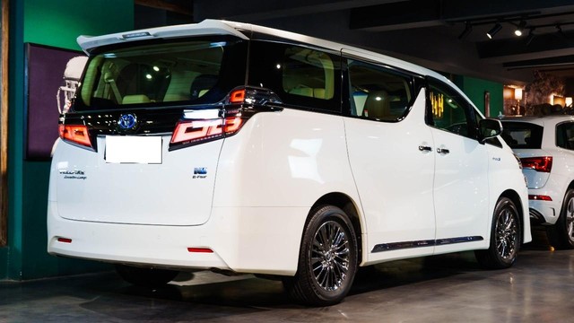 Second-hand 2023 Toyota Vellfire Executive Lounge BSVI for sale in New Delhi-14