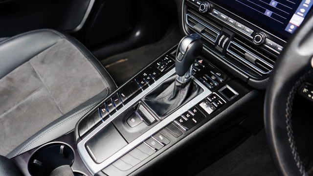 Second-hand 2021 Porsche Macan Standard BSVI for sale in New Delhi-17