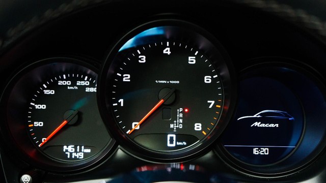 Second-hand 2021 Porsche Macan Standard BSVI for sale in New Delhi-3