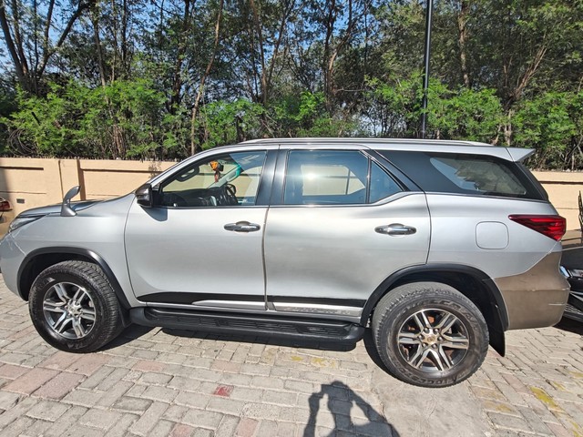 Second-hand 2018 Toyota Fortuner 2.8 2WD AT BSIV for sale in Noida-2