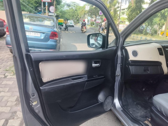 Second-hand 2017 Maruti Wagon R AMT VXI for sale in Kolkata-4