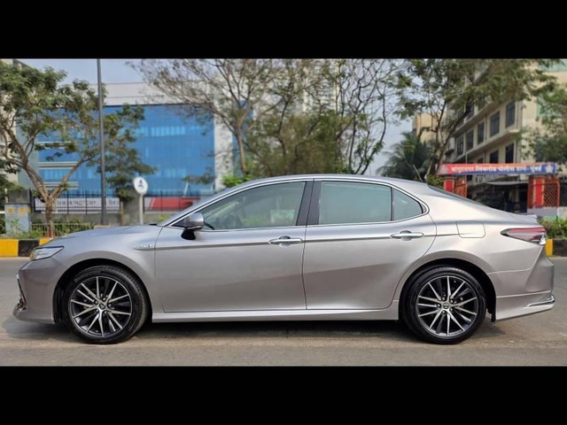 Second-hand 2023 Toyota Camry 2.5 Hybrid for sale in Mumbai-11