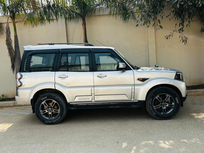 2017 Mahindra Scorpio Intelli Hybrid S6 Plus