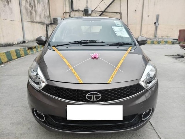 Second-hand 2017 Tata Tigor 1.2 Revotron XT for sale in Noida-4