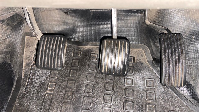 Second-hand 2015 Hyundai i10 Magna 1.1L for sale in Surat-14