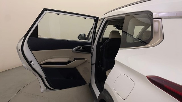 Second-hand 2022 Kia Carens Luxury Plus 6 STR Diesel for sale in Bangalore-31