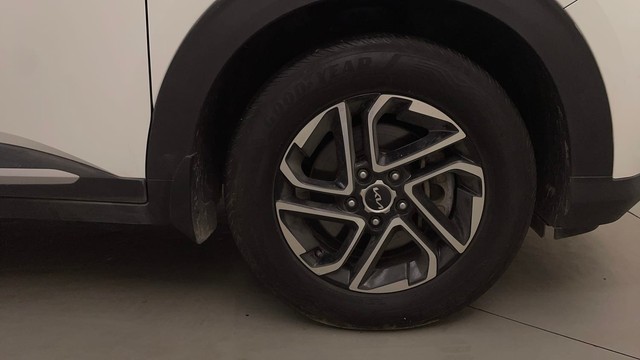 Second-hand 2022 Kia Carens Luxury Plus 6 STR Diesel for sale in Bangalore-17