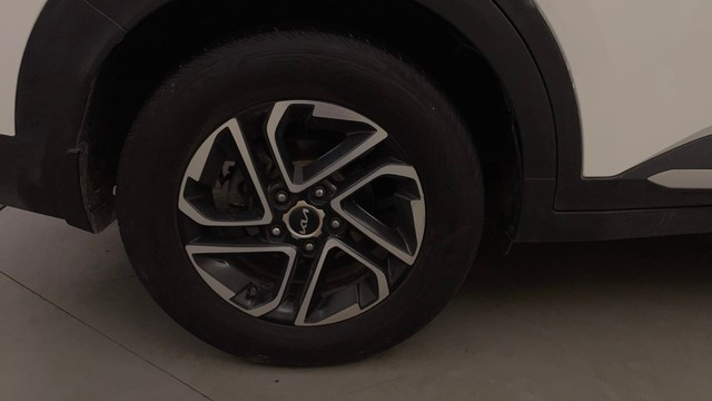 Second-hand 2022 Kia Carens Luxury Plus 6 STR Diesel for sale in Bangalore-18