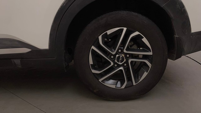 Second-hand 2022 Kia Carens Luxury Plus 6 STR Diesel for sale in Bangalore-19