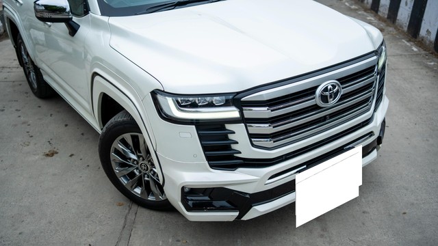 Second-hand 2022 Toyota Land Cruiser 300 ZX for sale in New Delhi-15