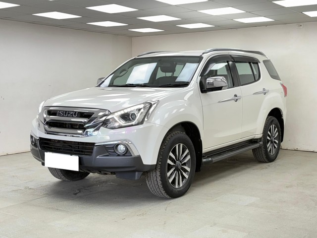 Second-hand 2019 Isuzu MU-X 2WD for sale in Pune-4