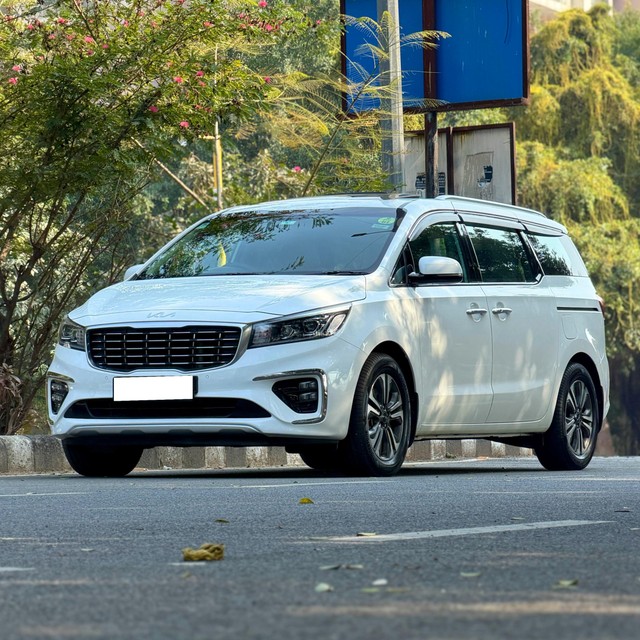 Second-hand 2022 Kia Carnival Limousine for sale in New Delhi-4