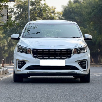 Second-hand 2022 Kia Carnival Limousine for sale in New Delhi
