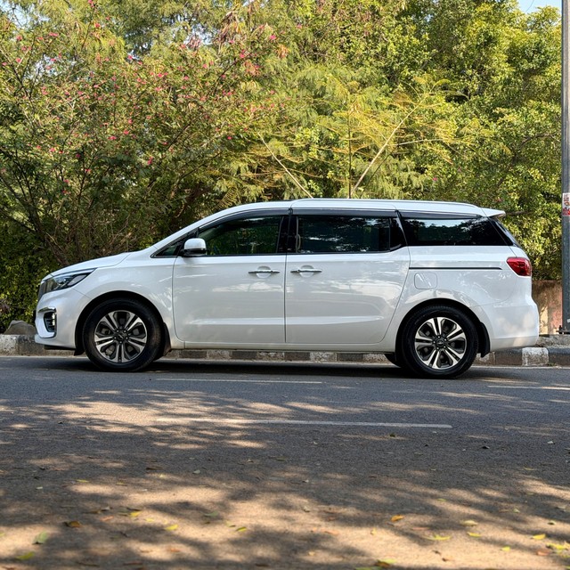 Second-hand 2022 Kia Carnival Limousine for sale in New Delhi-3