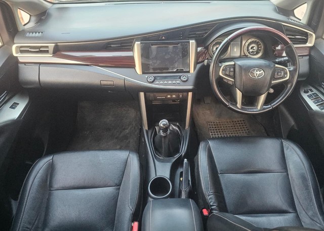 Toyota Innova Crysta 2.4 ZX MT BSIV Second-hand 2017 Toyota Innova Crysta 2.4 ZX MT BSIV for sale in Hyderabad-8