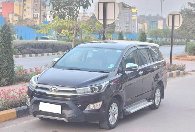 Toyota Innova Crysta 2.4 ZX MT BSIV Second-hand 2017 Toyota Innova Crysta 2.4 ZX MT BSIV for sale in Hyderabad-4