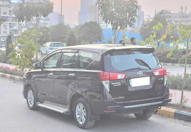 Toyota Innova Crysta 2.4 ZX MT BSIV Second-hand 2017 Toyota Innova Crysta 2.4 ZX MT BSIV for sale in Hyderabad-3