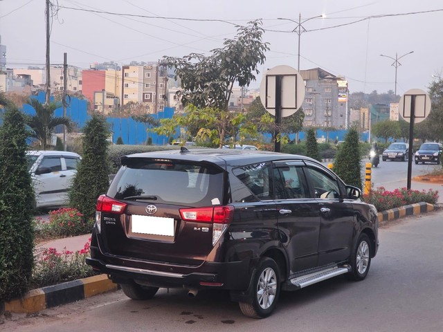 Toyota Innova Crysta 2.4 ZX MT BSIV Second-hand 2017 Toyota Innova Crysta 2.4 ZX MT BSIV for sale in Hyderabad-9