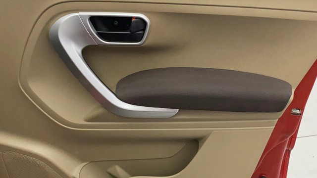 Second-hand 2016 Mahindra TUV 300 T8 AMT for sale in Kochi-17