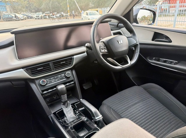 Mahindra XUV700 AX5 AT BSVI Second-hand 2022 Mahindra XUV700 AX5 AT BSVI for sale in New Delhi-11