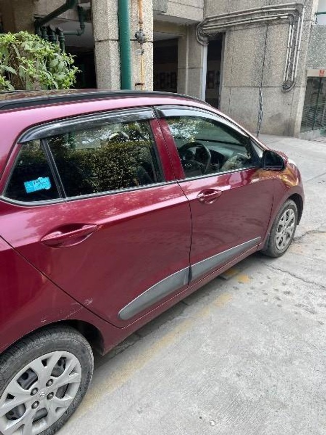 Second-hand 2016 Hyundai Grand i10 Sportz for sale in Gautam Buddha Nagar-11