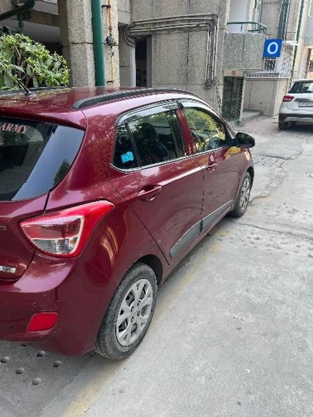 Second-hand 2016 Hyundai Grand i10 Sportz for sale in Gautam Buddha Nagar-2
