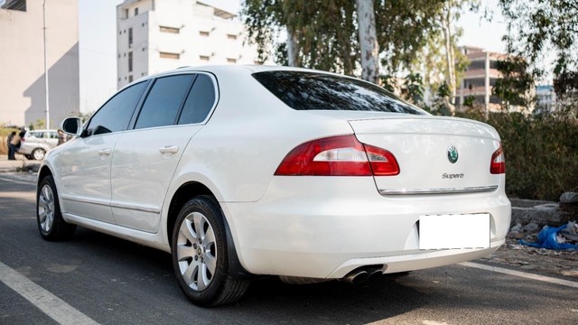 Second-hand 2014 Skoda Superb Elegance 1.8 TSI AT for sale in New Delhi-5