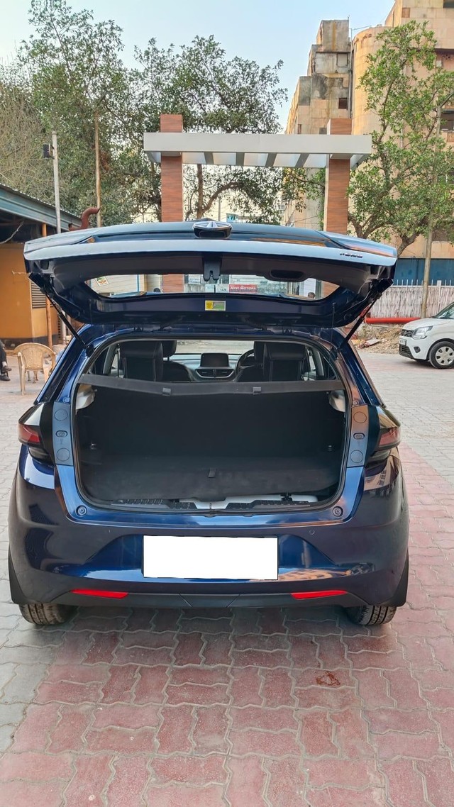 Second-hand 2023 Tata Altroz XZ CNG for sale in New Delhi-9