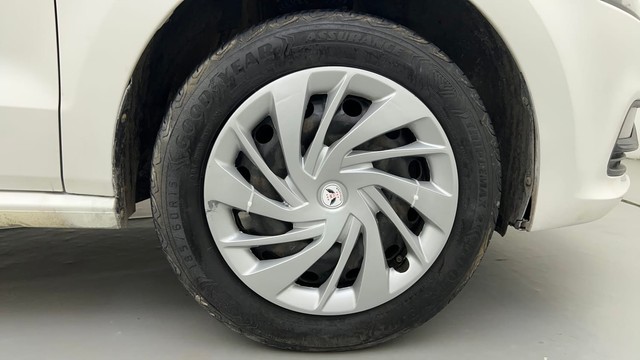 Second-hand 2015 Volkswagen Polo Petrol Comfortline 1.2L for sale in Ahmedabad-17