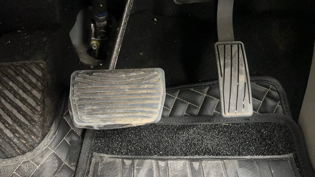 Second-hand 2023 Mahindra XUV300 W6 Diesel for sale in Pune-14