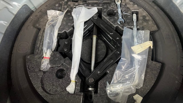 Second-hand 2023 Mahindra XUV300 W6 Diesel for sale in Pune-21