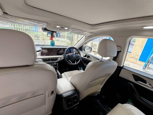 Second-hand 2024 Mahindra XUV700 AX7 7Str AT for sale in Greater Noida-5