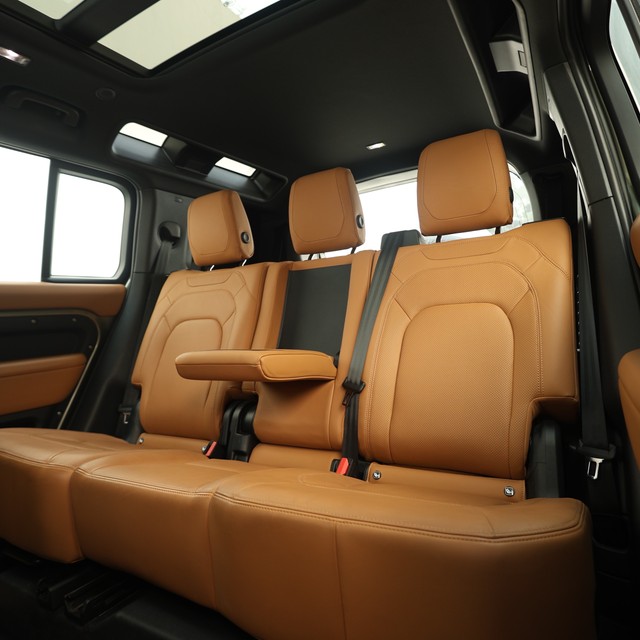 Second-hand 2024 Land Rover Defender 2.0 110 HSE for sale in New Delhi-9