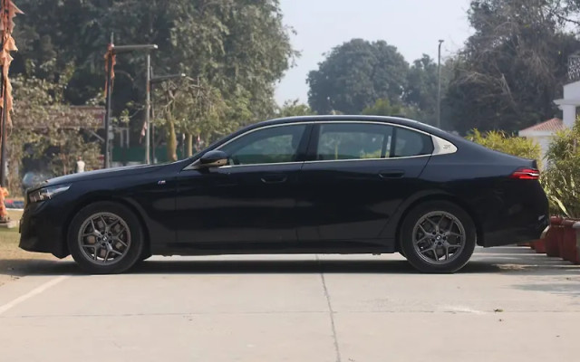 Second-hand 2025 BMW 5 Series 530i M Sport BSVI for sale in New Delhi-3