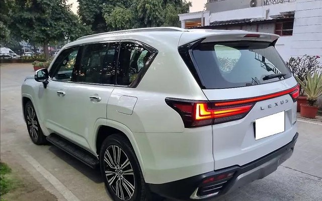 Second-hand 2023 Lexus LX 500d for sale in New Delhi-5
