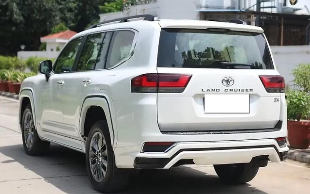 Second-hand 2023 Toyota Land Cruiser 300 ZX for sale in New Delhi-5