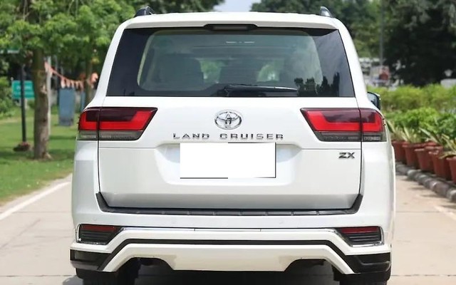 Second-hand 2023 Toyota Land Cruiser 300 ZX for sale in New Delhi-2