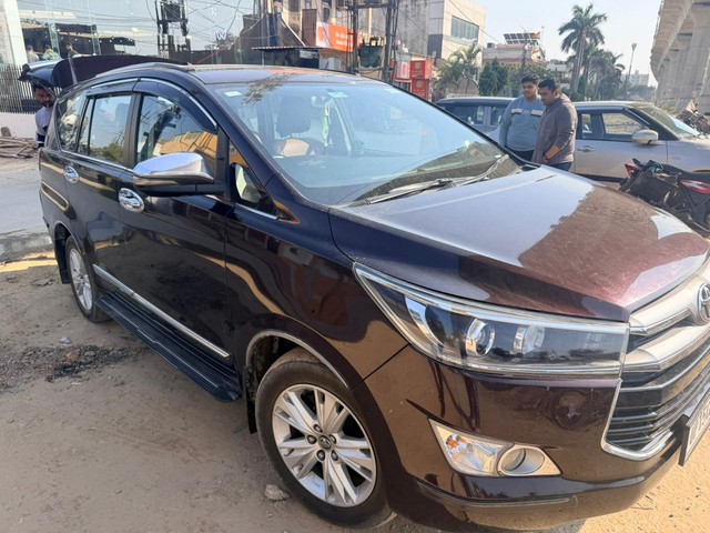 Toyota Innova Crysta 2.7 VX MT BSIV Second-hand 2017 Toyota Innova Crysta 2.7 VX MT BSIV for sale in Meerut-3
