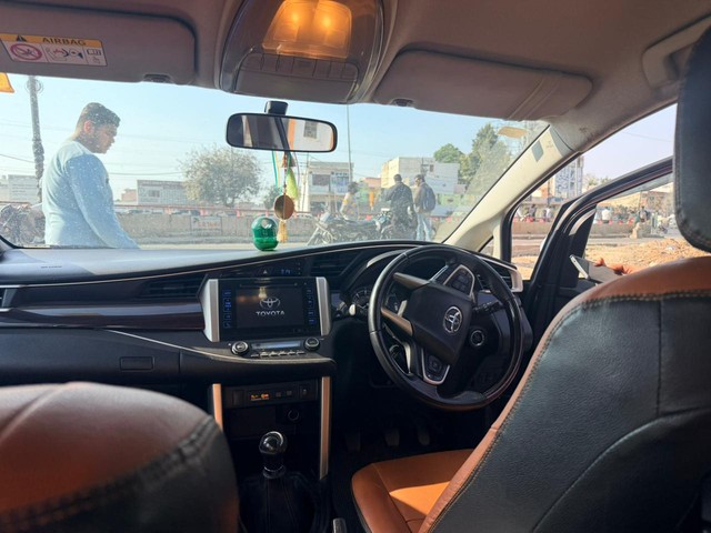 Toyota Innova Crysta 2.7 VX MT BSIV Second-hand 2017 Toyota Innova Crysta 2.7 VX MT BSIV for sale in Meerut-4