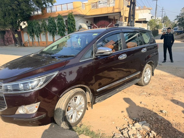 Toyota Innova Crysta 2.7 VX MT BSIV Second-hand 2017 Toyota Innova Crysta 2.7 VX MT BSIV for sale in Meerut-1