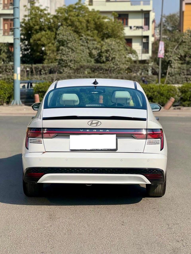 Second-hand 2023 Hyundai Verna SX IVT for sale in New Delhi-1